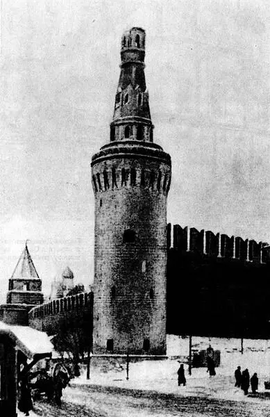 Беклемишевская башня Кремля со сбитой снарядом верхушкой Снаряд по - фото 20