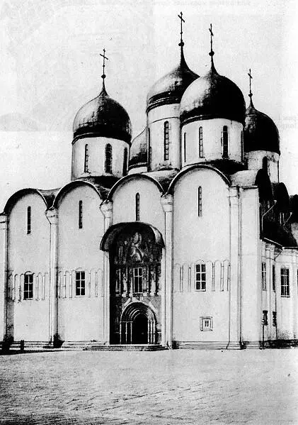 Успенский собор в Кремле Разгром Патриаршей ризницы Пробоина в барабане - фото 23
