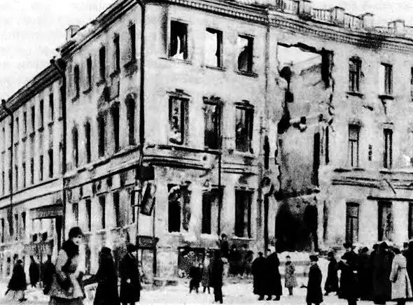 Бывший дом Гагарина у Никитских ворот после ожесточенных боев Страстной - фото 31