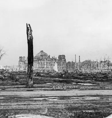 The Tiergarten after the Russian offensive with the Reichstag building in the - фото 10