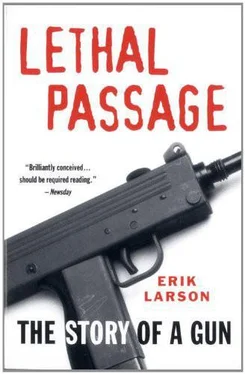 Erik Larson Lethal Passage: The Story of a Gun обложка книги