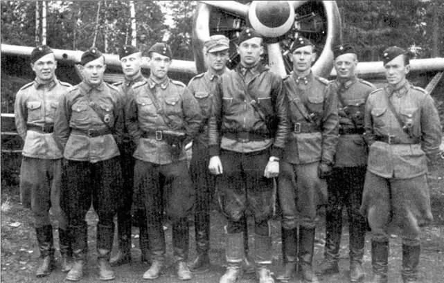 Групповой снимок летчиков 4LeLv24 конец августа 1941 г Слева направо - фото 33