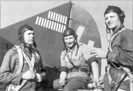 Асы из 3LeLv24 сфотографированы 27 июня 1942 г па аэродроме Хирвас Слева - фото 64