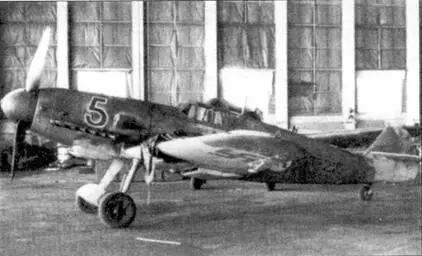 На истребителе Bf 109G с бортовым кодом МТ215 летал пилот 1LeLv34 - фото 93