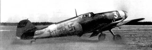Взлетает истребитель Bf109G бортовой код МТ213 из 2HLeLv24 аэродром - фото 97