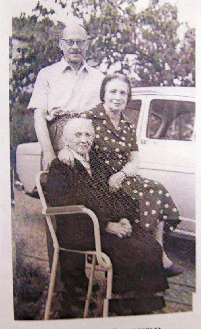 СА Луцкий с сестрой и матерью Примечания 1 Тем знаменательней факты - фото 3