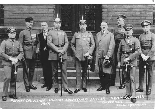 General Erich Ludendorff center Hitler and the other defendants on April 1 - фото 16