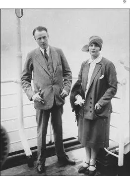 Correspondent Dorothy Thompson here with Sinclair Lewis in 1928 after they - фото 22