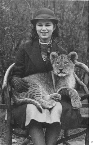 Kätchen the daughter of Truman and Kay Smith with Hermann Goerings lion - фото 29