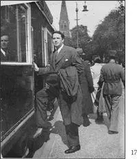 Thomas Wolfe in Berlin in 1935 The writer was treated like a literary - фото 30