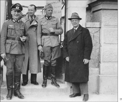 American correspondents in Germany were already covering the war From right - фото 38