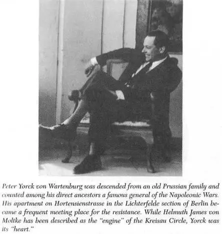 Around Moltke and Yorck gathered what at first glance appeared to be a motley - фото 32