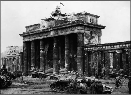 1 Soviet troops outside the Brandenburg Gate 2 German youngsters being - фото 14