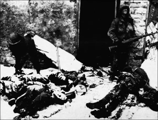 5 American troops survey the dead after the fighting for Nennig near Schloss - фото 18
