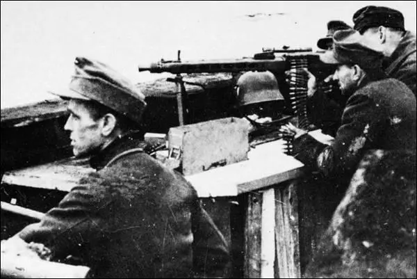 7 Volkssturm at FrankfurtOder 8 Schloss Klessin before the battle The - фото 20
