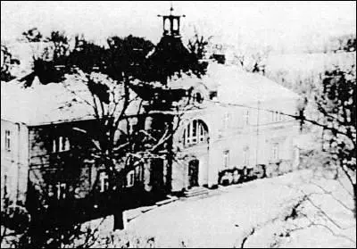 8 Schloss Klessin before the battle The two German Tigers destroyed at - фото 21