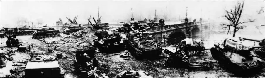 13 Stalin II tanks under fire on the Moltke Bridge turrets closed as seen - фото 31