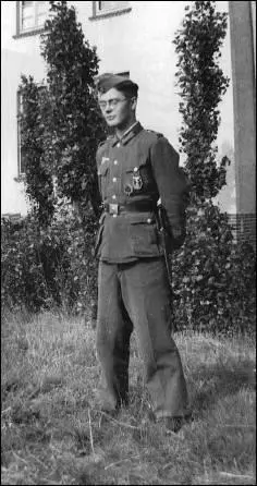16 Gerhard Tillery on home leave in 1944 17 Hinnerk Otterstedts grave in - фото 34