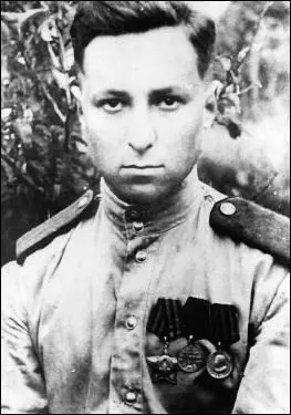 18 Harry Zvi Glaser in 1945 19 40000 soldiers and civilians died in the - фото 36