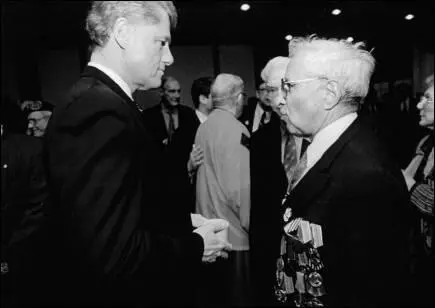 20 Harry Zvi Glaser in conversation with President Clinton at the White House - фото 38