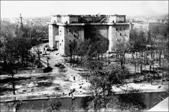 21 The Zoo Flaktower from across the Landwehr Canal during dismantling - фото 39