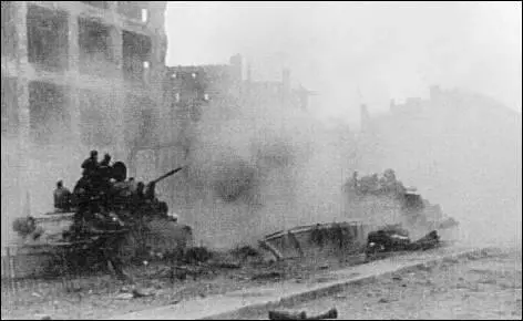 27 Soviet tanks push through the rubble 28 Rudi Averdieck as a sergeant - фото 45