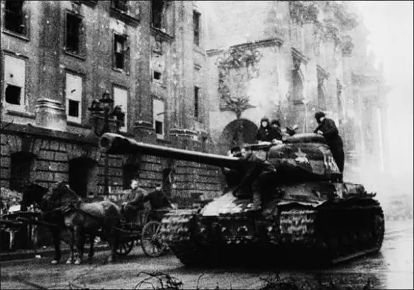 31 Soviet troops with a panje wagon and a Stalin II converging on the rear of - фото 49
