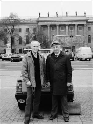 32 The author with Willi Rogmann in Berlin in 1994 33 The staged hoisting - фото 50