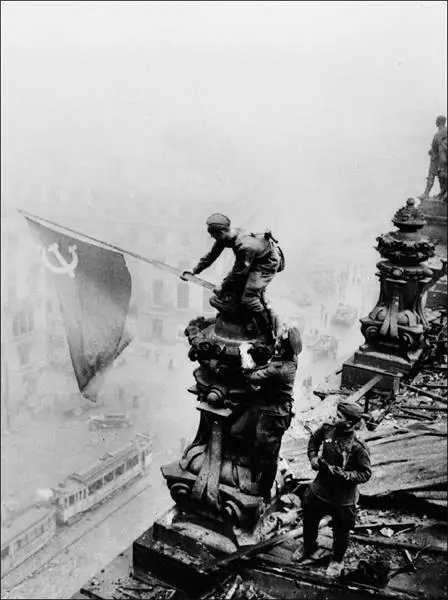33 The staged hoisting of Red Banner No 5 of the 150th Rifle Division by - фото 51