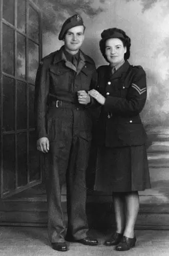 Charles and Lily on their wedding day 25 June 1945 Charles as best man at - фото 39