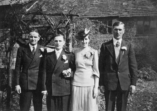 Charles as best man at Laurie Neville and Connies wedding Lily Charles and - фото 40