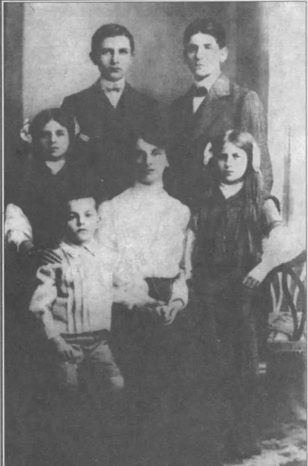 Арманд с детьми 1910 г Надя Крупская пяти лет Н К Крупская в 18821883 год - фото 3