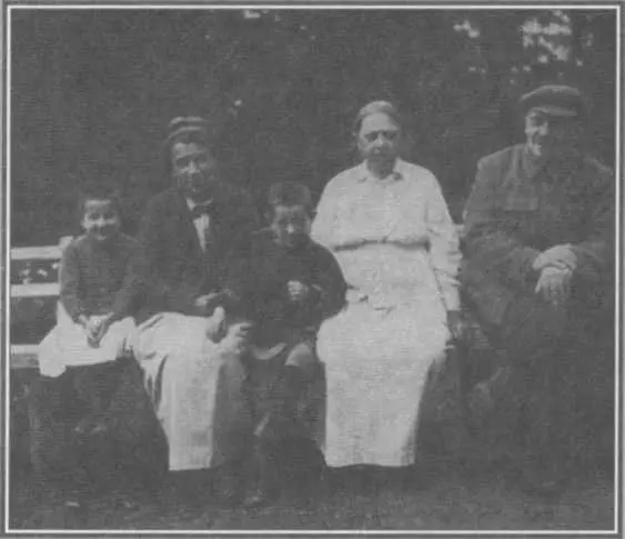 В И Ленин Н К Крупская и А И УльяноваЕлизарова в Горках 1922 год Н - фото 16