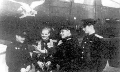 Морские летчики на фоне истребителя Р39 Павла Климова принадлежность самолета - фото 79