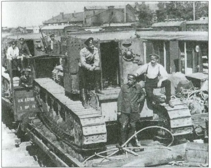 Британский танк Тейлор 4го танкового отряда ВС ЮР по пути на фронт 1919 г - фото 87