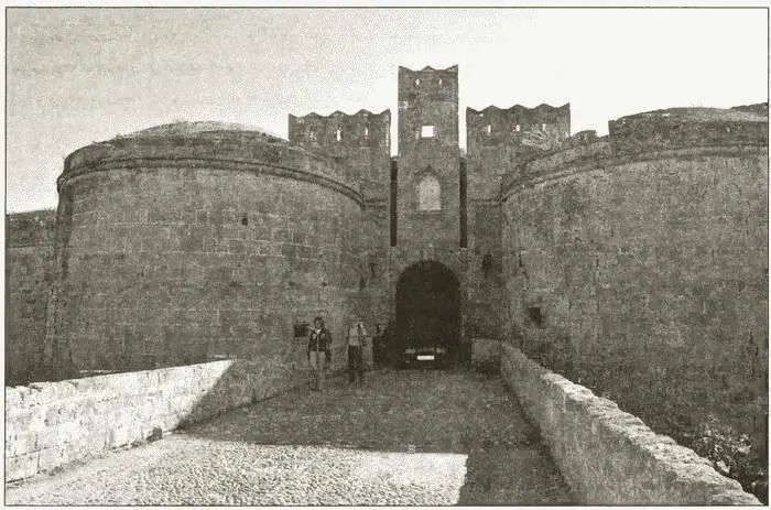 Крепостные ворота замка крестоносцев на Родосе Фото Алексея Никулина - фото 59