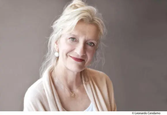 ELIZABETH STROUT editor is the author of the New York Times bestseller The - фото 2