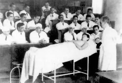 Figure 6 Carlos Chagas lecturing to doctors about Chagas disease Photo from - фото 6
