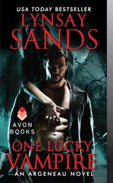 Lynsay Sands One Lucky Vampire обложка книги