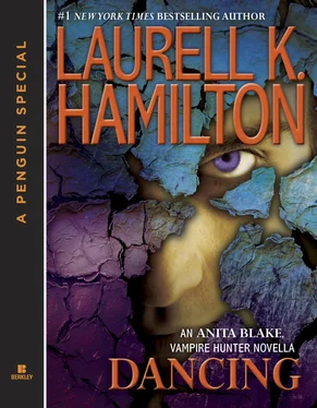 Laurell Hamilton Dancing обложка книги