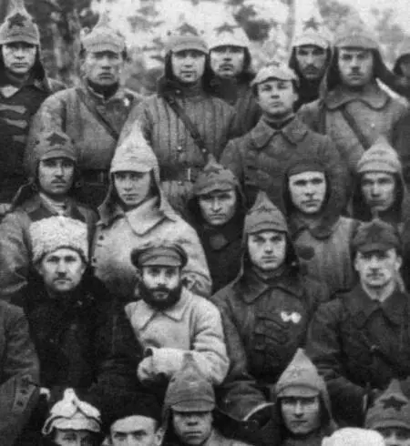 Командир 35го кавалерийского полка Рокоссовский второй слева во втором ряду - фото 10
