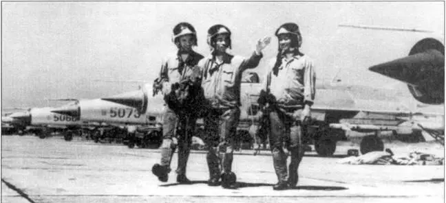 Капитан Фам Тхаиь Нган на снимке в центре жестами демонстрирует приемы - фото 33