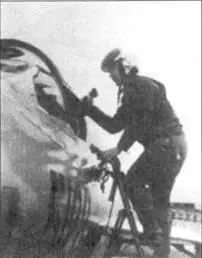 До Ван Лань забирается в кабину истребителя МиГ21МФ середина 1972 г 21 июня - фото 69
