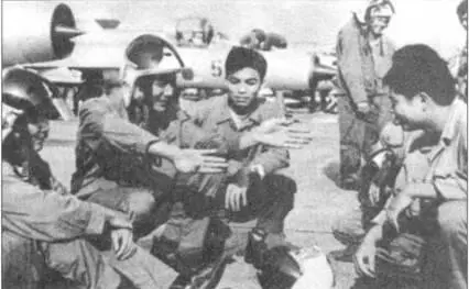 Нгуен Дак Соат показывает товарищам по эскадрильи как 27 июня 1972 г он сбил - фото 72