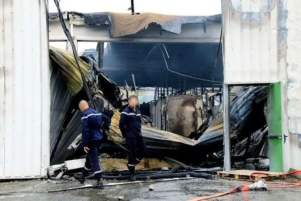 Фото после пожара Сикуза накануне хорошо застраховал свой бизнес и в день - фото 32