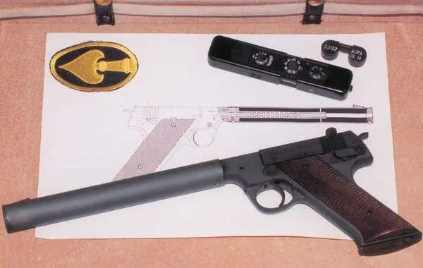 Вскоре после образования OSS агенты стали использовать пистолет Colt Woodsman - фото 2