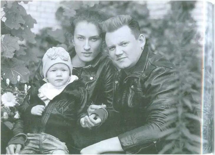 Князь с женой Агатой и дочкой Алисой Миша с дочками Сашей и Настей Миша и Оля - фото 35