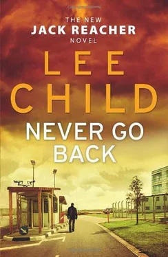 Lee Child Never Go Back обложка книги