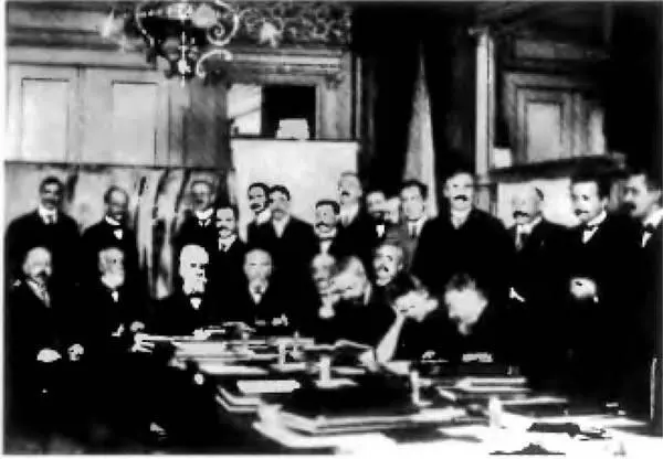 Участники первого Сольвеевского Конгресса в Брюсселе в 1911 г Нильс Бор - фото 78