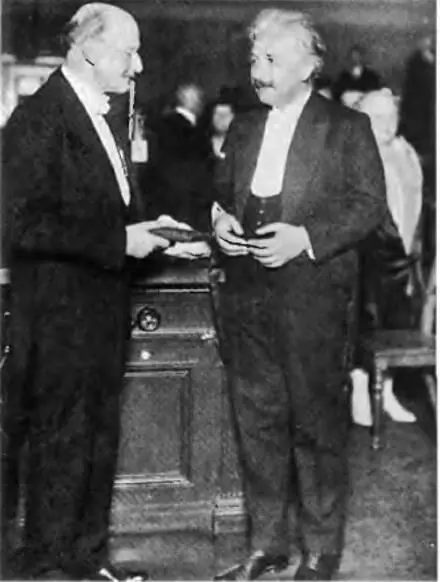 Альберт Эйнштейн справа получает медаль от Макса Планка слева в 1929 г - фото 80